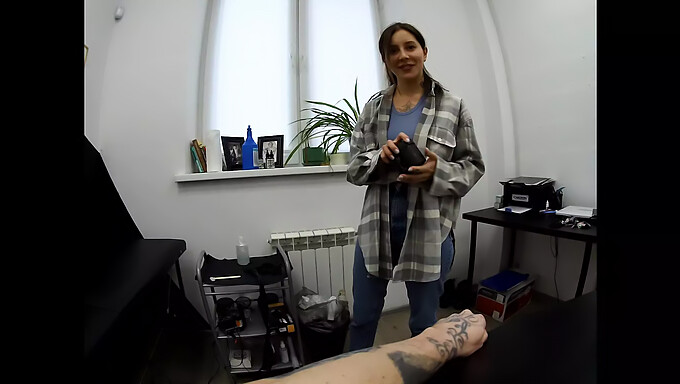 Une Tatoueuse Se Fait Baiser Par Ses Clients !