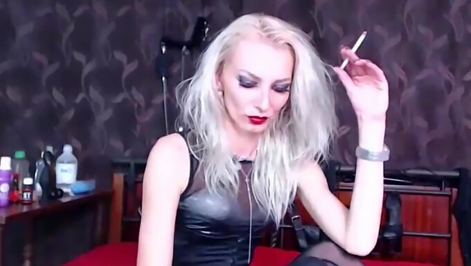 Fumando En Una Dominatrix Caliente En Un Video De 60 Fps