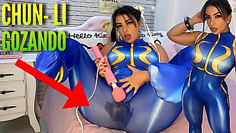 Chun Li Cosplay'Deki Anime Kız Mastürbasyon Yapıyor Ve Boşalıyor