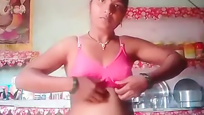 Tante India Berpayudara Besar Menjadi Nakal Dalam Video Selfie