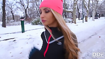 A Loira Bombástica Alyssia Kent Em Um Trio Quente