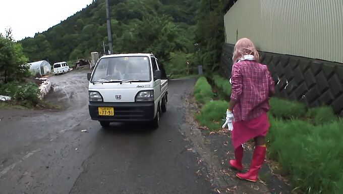 Chlupatá Japonská Dívka Dostává Svou Kundičku Od Cizinců!