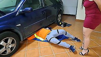 O Técnico De Automóveis Enche Sua Esposa Excitada Com Sêmen.