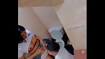 Pelajar-Pelajar Nakal Di Bilik Air Sekolah Dengan Seks Oral Dan Pancutan Dalam Mulut (Video Amatur)