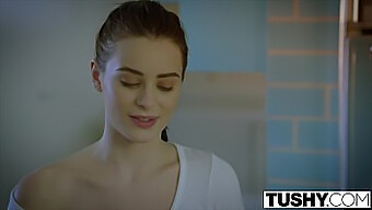 Lana Rhoades Yüzüne Sikişiyor Ve Anal Olarak Beceriliyor