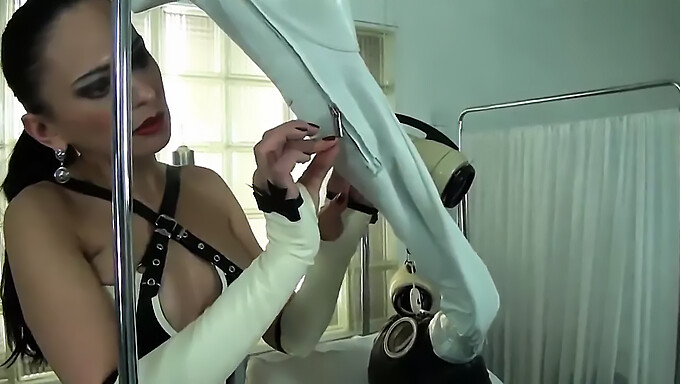 Latexové Femdom Na Opätkoch Dominuje Cukrovej Baby V Breathplay Videu