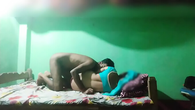 Video Buatan Sendiri Isteri Hamba Mengalami Threesome Yang Penuh Gairah Dengan Abang Dan Rakan-Rakannya