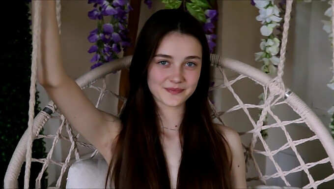 Alissa (Anna Vlasova) In Questo Video