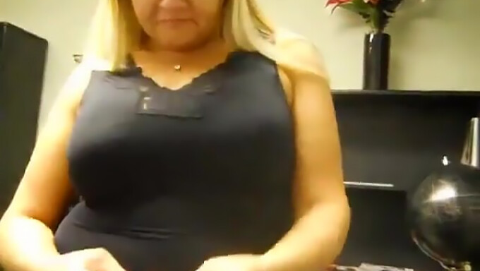 Blond Milf Z Dużymi Naturalnymi Piersiami Prezentuje Swoje Atuty.