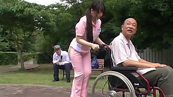 Vídeo De Fetiche Japonês Com Uma Cena Ao Ar Livre Bizarra E Uniforme Engraçado