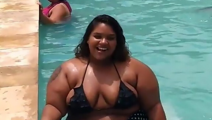 Beleza Natural Com Peitos Naturais Grandes E Bunda Grande Curte Piscina